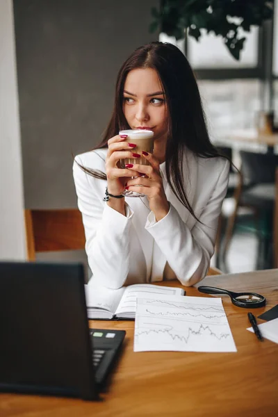 Almuerzo Oficina Chica Bebe Capuchino Oficina Cerca Computadora Portátil — Foto de Stock