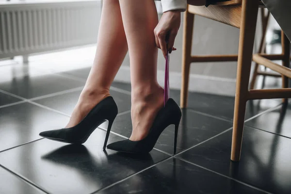 Una Chica Con Una Espátula Ayuda Misma Usar Zapatos —  Fotos de Stock