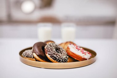 Beyaz bir masada tatlı yemek tabağı