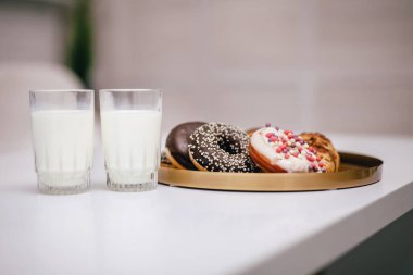 İki fincan süt ve tatlı zencefilli çörek.
