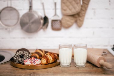 Mutfak eşyaları ve sütlü kahvaltı.