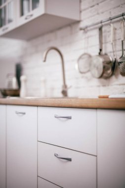 Beyaz mutfakta alt kapılar