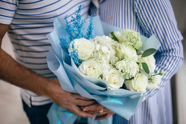 Muž Dal Dívce Velkou Kytici Bílých Květin Pár Oblečen Modrých — Stock fotografie