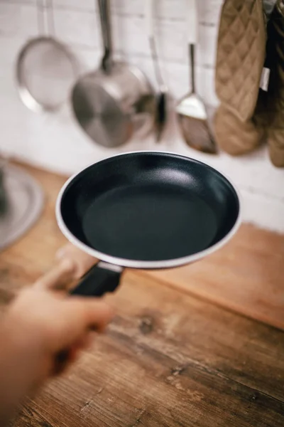 Cara Segura Suas Mãos Preto Vazio Frigideira — Fotografia de Stock