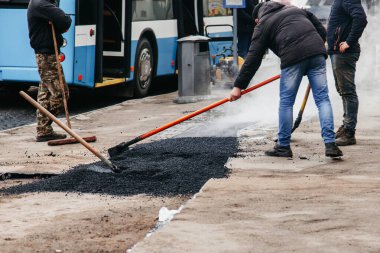 Şehirdeki işçiler asfalt döşüyorlar