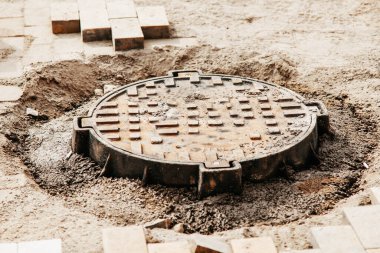 Metal kapak daha yeni onarıldı.