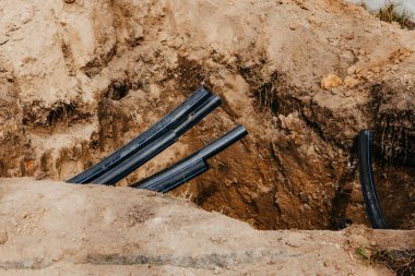 Yerdeki plastik siyah borular.