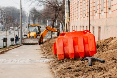 Sokakta traktörle tamir ediliyor.