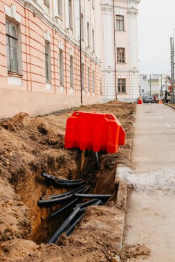 Kara borulara bakan yerde bir delik var.
