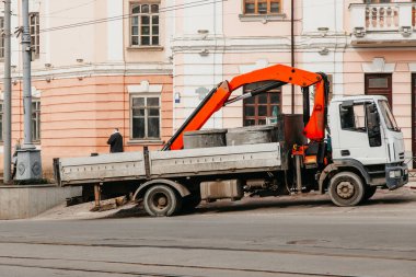 İnşaat kamyonu kentte yan yana duruyor.