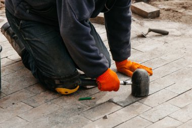 Kiremitleri plastik bir çekiçle döşeme işlemi