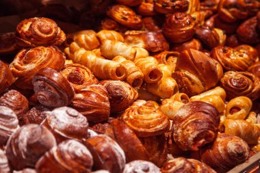 Pudra şekerli sıcak çörekler. Dükkanda tezgahın üzerinde yatarken