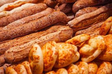 Mağazada uzun susamlı çörekler var.