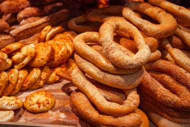 Tezgahta susamlı simit satılıyor. Ekmek Süpermarketi
