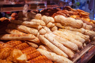 Mağazada uzun beyaz ekmek