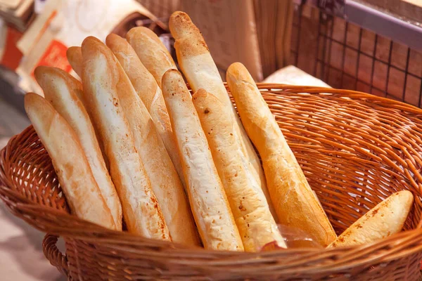 Dlouhý Bílý Chléb Leží Košíku — Stock fotografie
