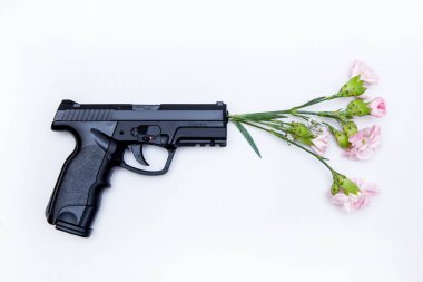 Silah çiçekleri vurur. Silah yaratıcı fikir. İzole edilmiş beyaz arkaplanda üst görünüm.