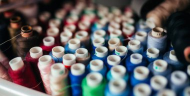 Bir kutuda farklı renkte birçok iplik bulunur.