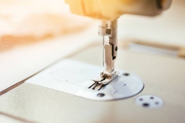 Dikiş makinesi yakın plan. Sarı-beyaz iğne plakası