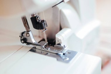 Dikiş makinesine iki iğne yakın plan.