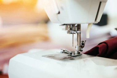Dikiş makinesine basan ayak. Platformda iplikle iğne