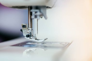 Dikiş makinesinde basılı ayak ve mekik