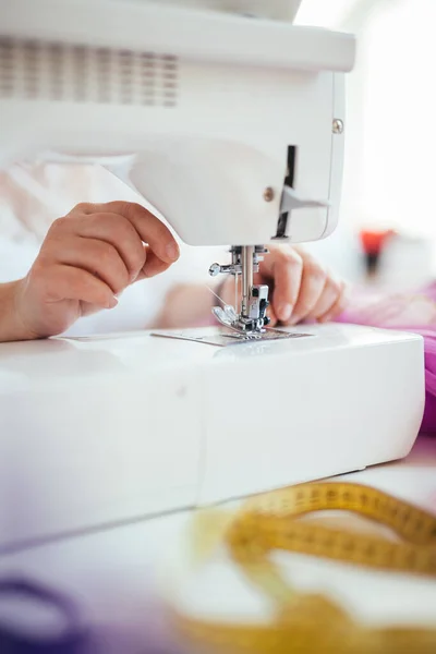 Mujer Costurera Enhebrando Hilo Blanco Una Aguja Primer Plano Del — Foto de Stock