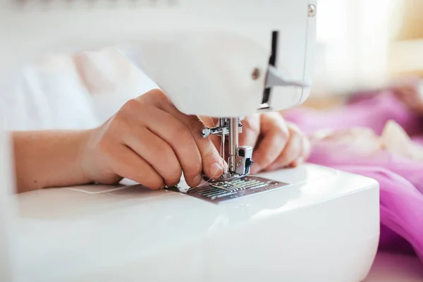 Costureira Põe Fio Branco Uma Máquina Costura Pressão Close — Fotografia de Stock