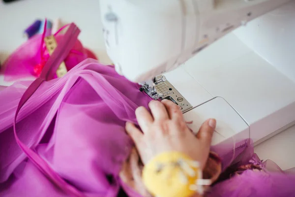 Mulher Costureira Segura Mão Prensa Máquina Costura Close — Fotografia de Stock
