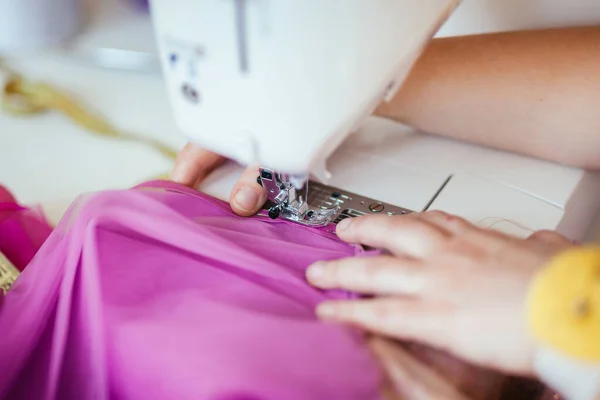 Couturière Femme Tient Main Sur Porte Aiguille Machine Coudre Gros — Photo