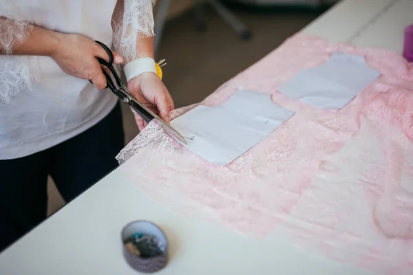 Menina Costureira Começa Trabalho Com Reduções Tecido Vestido Apenas Mãos — Fotografia de Stock