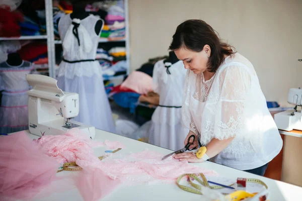 Woman Cuts Fabric Workshop — Stock Photo, Image