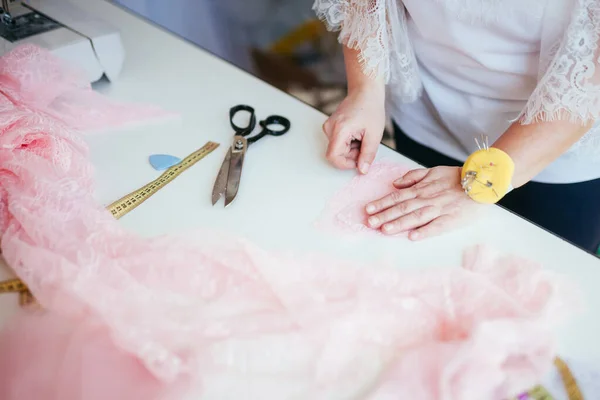 Woman Seamstress Works Her Office — Stock Photo, Image