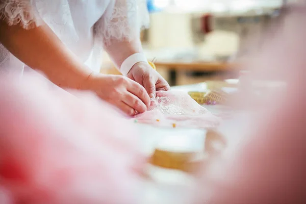 Couturière Coud Une Robe Bébé Processus Travail Des Mains Close — Photo