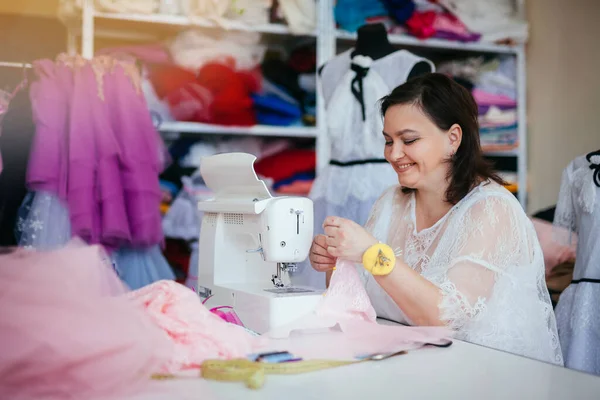 Costureira Costura Vestido Infantil Sua Oficina Mãos Processo Trabalho Close — Fotografia de Stock