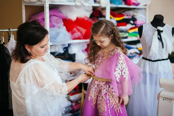 Dressmaker Leva Dimensões Corpo Uma Menina Cliente Pouco — Fotografia de Stock