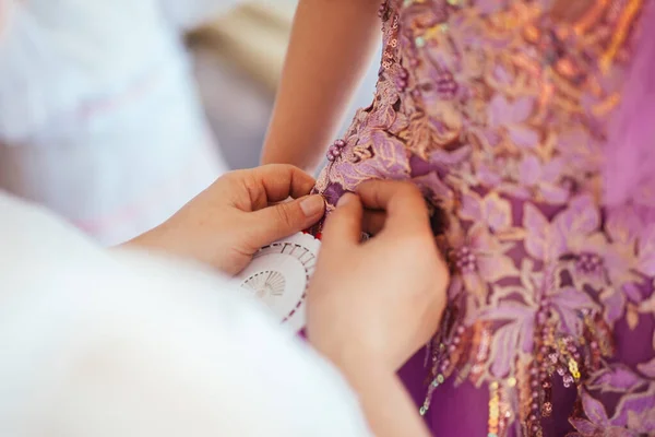 Dressmaker Naprawia Rozmiar Sukienki Igłą — Zdjęcie stockowe