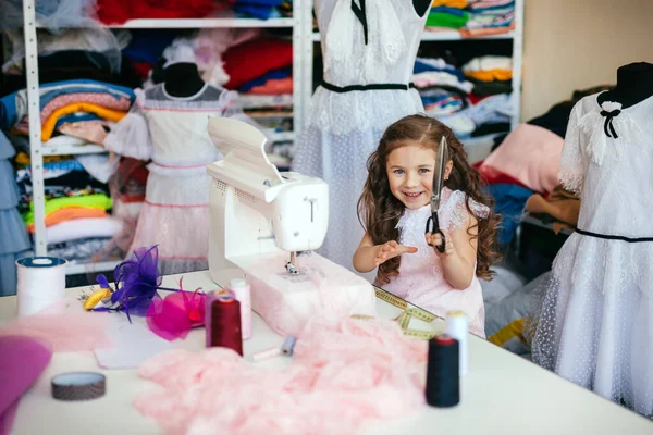 Couturière Travaille Dans Atelier Enfant Coud Une Robe — Photo