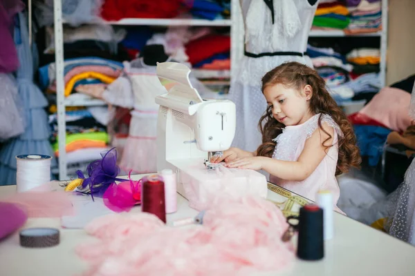 Projektantka Mody Krawcowej Pracuje Warsztacie Mała Dziewczynka Szyje Sukienkę Dla — Zdjęcie stockowe