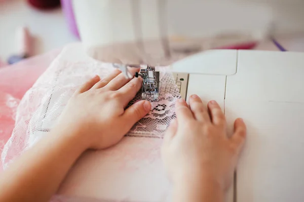 Les Mains Des Enfants Sont Sur Plaque Aiguille Machine Coudre — Photo
