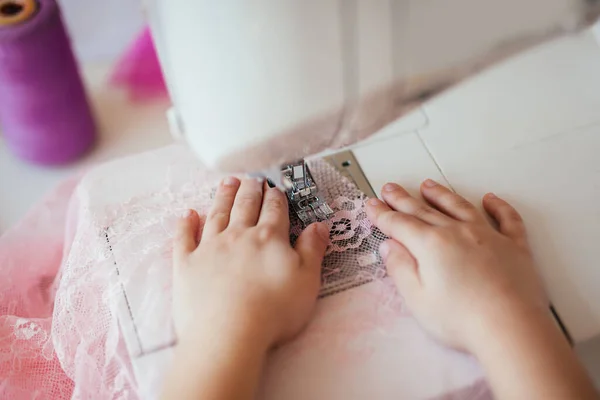 Дитячі Руки Лежать Голкових Тарілках Біла Швейна Машина Крупним Планом — стокове фото