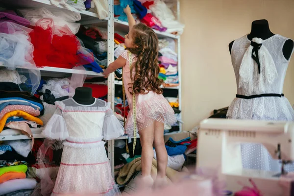 Pequeña Costurera Amante Estudio Costura Está Buscando Tela Estante —  Fotos de Stock