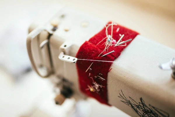 Ткань Намотана Швейную Машинку Иглами — стоковое фото