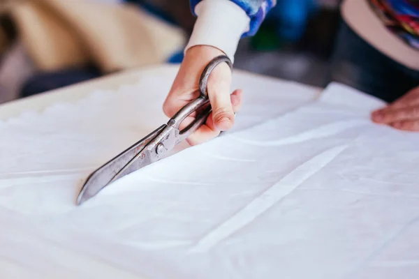 Menina Corta Pano Branco Com Tesoura Mesa — Fotografia de Stock