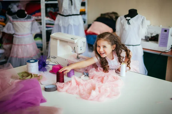 Μια Μοδίστρα Δουλεύει Στο Εργαστήριο Κοριτσάκι Ράβει Ένα Όμορφο Φόρεμα Εικόνα Αρχείου