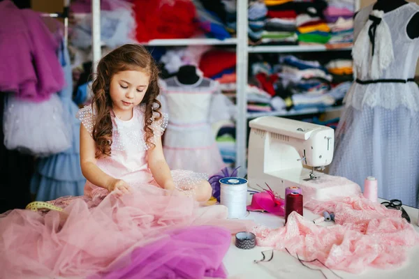 Dressmaker Κορίτσι Κάθεται Μια Επιφάνεια Εργασίας Και Κάνει Δουλειά Ενός Εικόνα Αρχείου