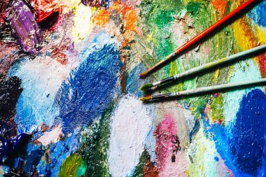 Fırçalı bir palette yağlı boya dokusu