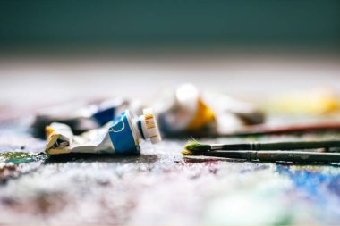 Ressam için boya tüpleri