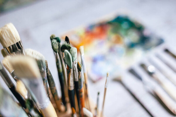 Набор кистей для рисования на размытом фоне
