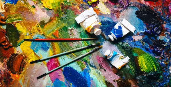 Fırçalar Boş Tüplerle Bir Palette Yağlı Boya Dokusu Sanatçı Konsepti — Stok fotoğraf